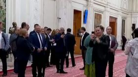 VIDEO Diana Șoșoacă, revoltată de greva colegilor. Lidera SOS a tunat și a fulgerat holurile Parlamentului